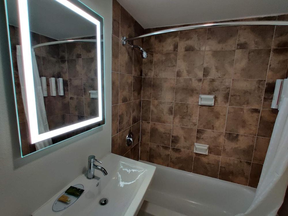 Hotel Clarion Pointe Fresno Near Yosemite Extérieur photo