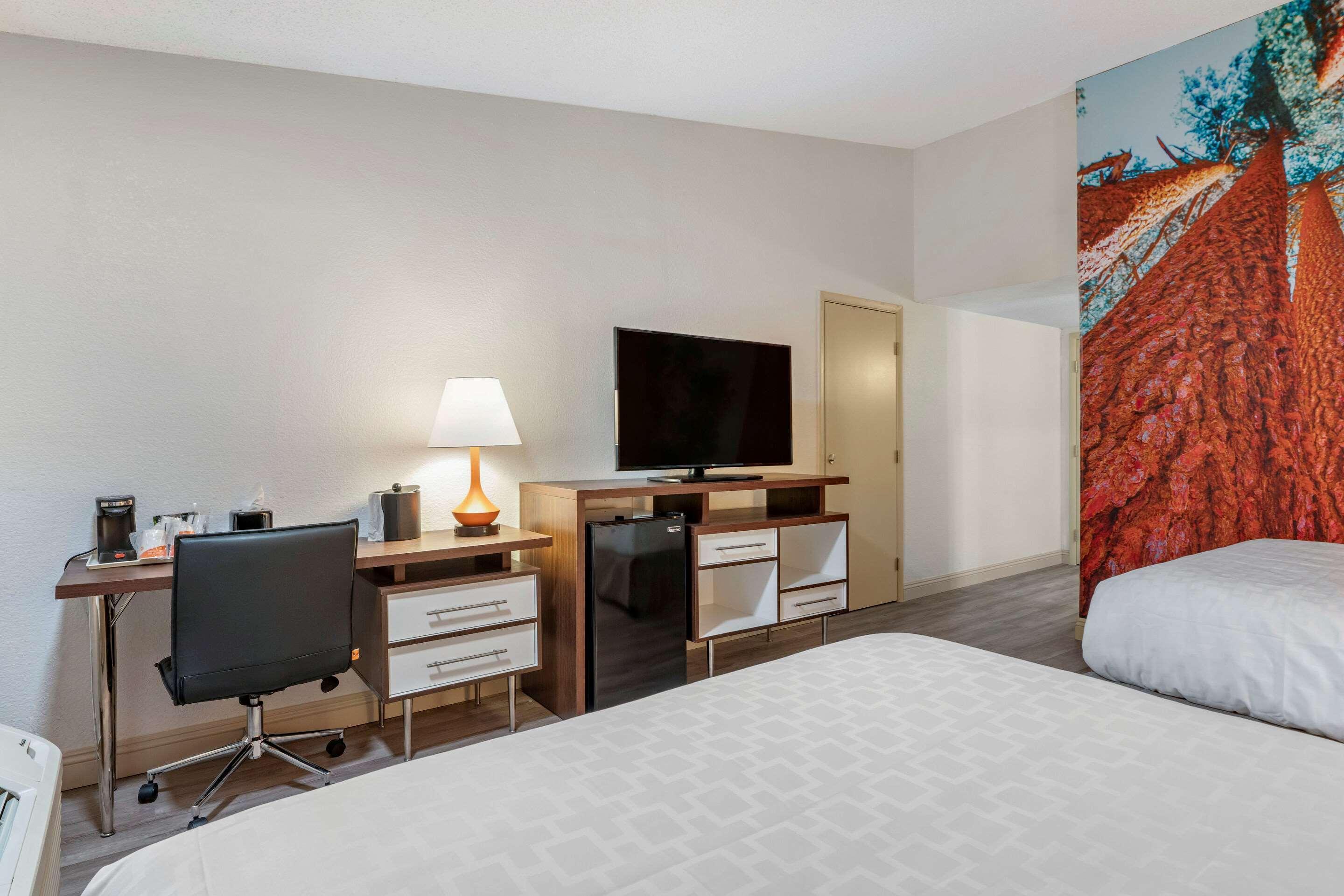 Hotel Clarion Pointe Fresno Near Yosemite Extérieur photo