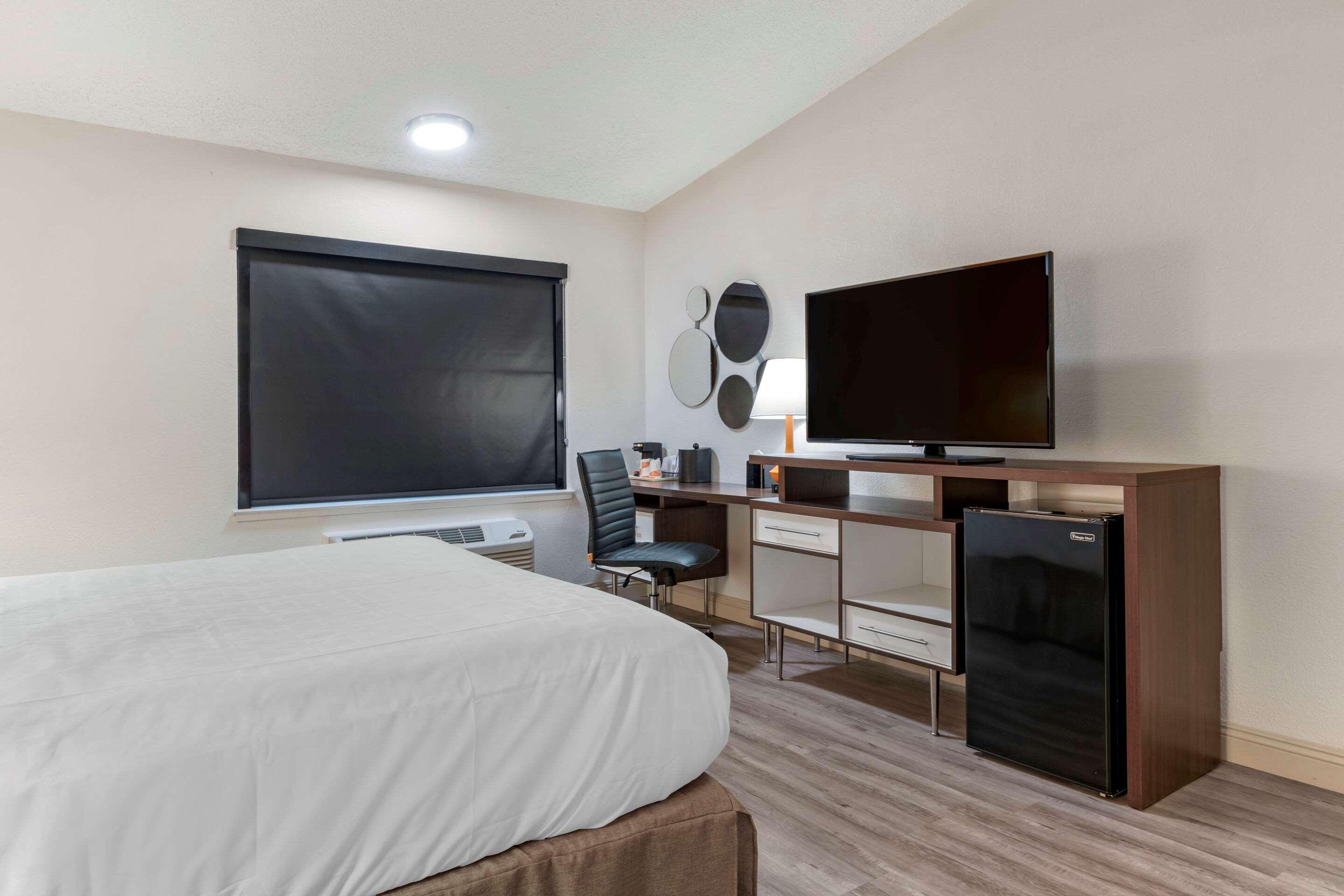 Hotel Clarion Pointe Fresno Near Yosemite Extérieur photo