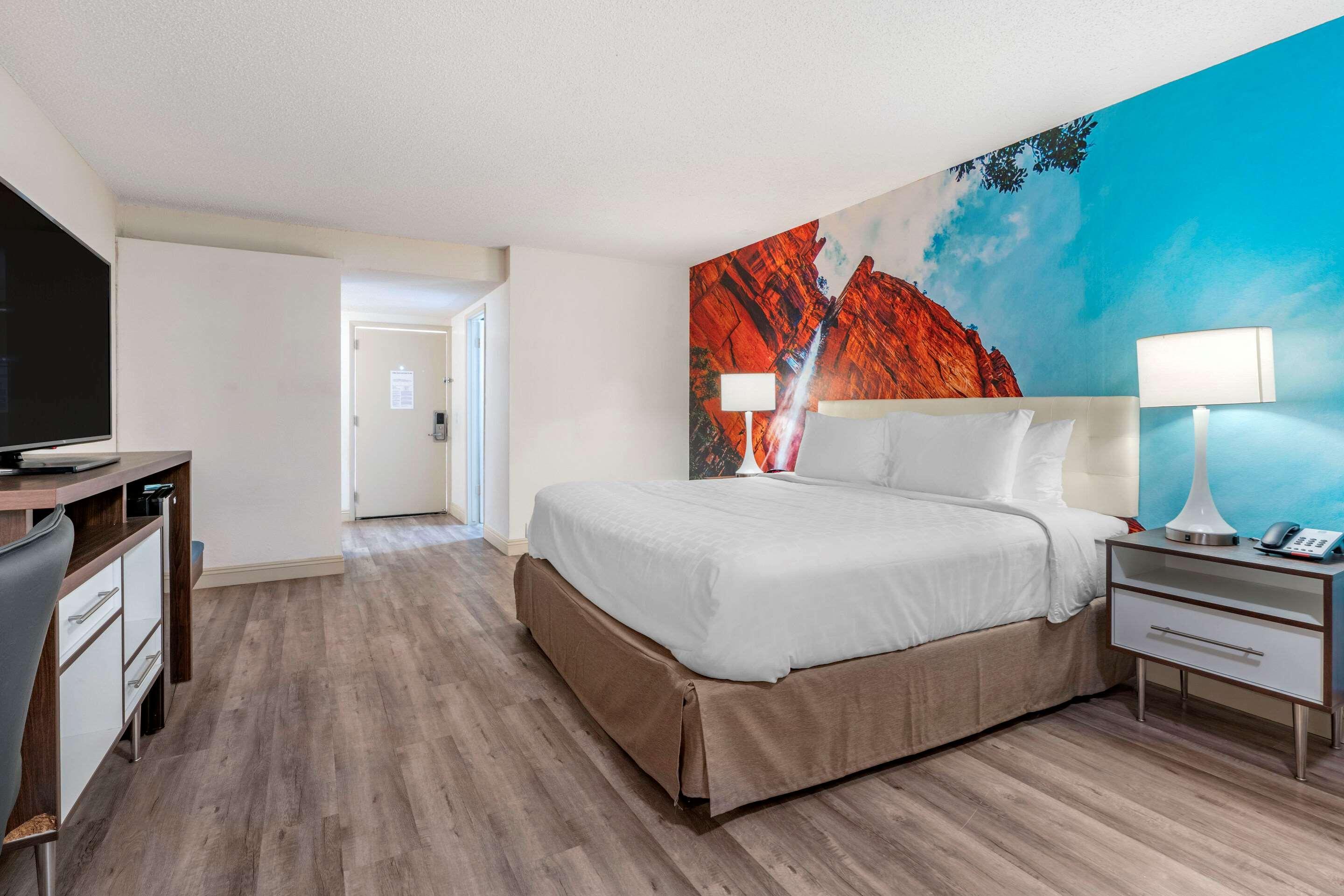 Hotel Clarion Pointe Fresno Near Yosemite Extérieur photo