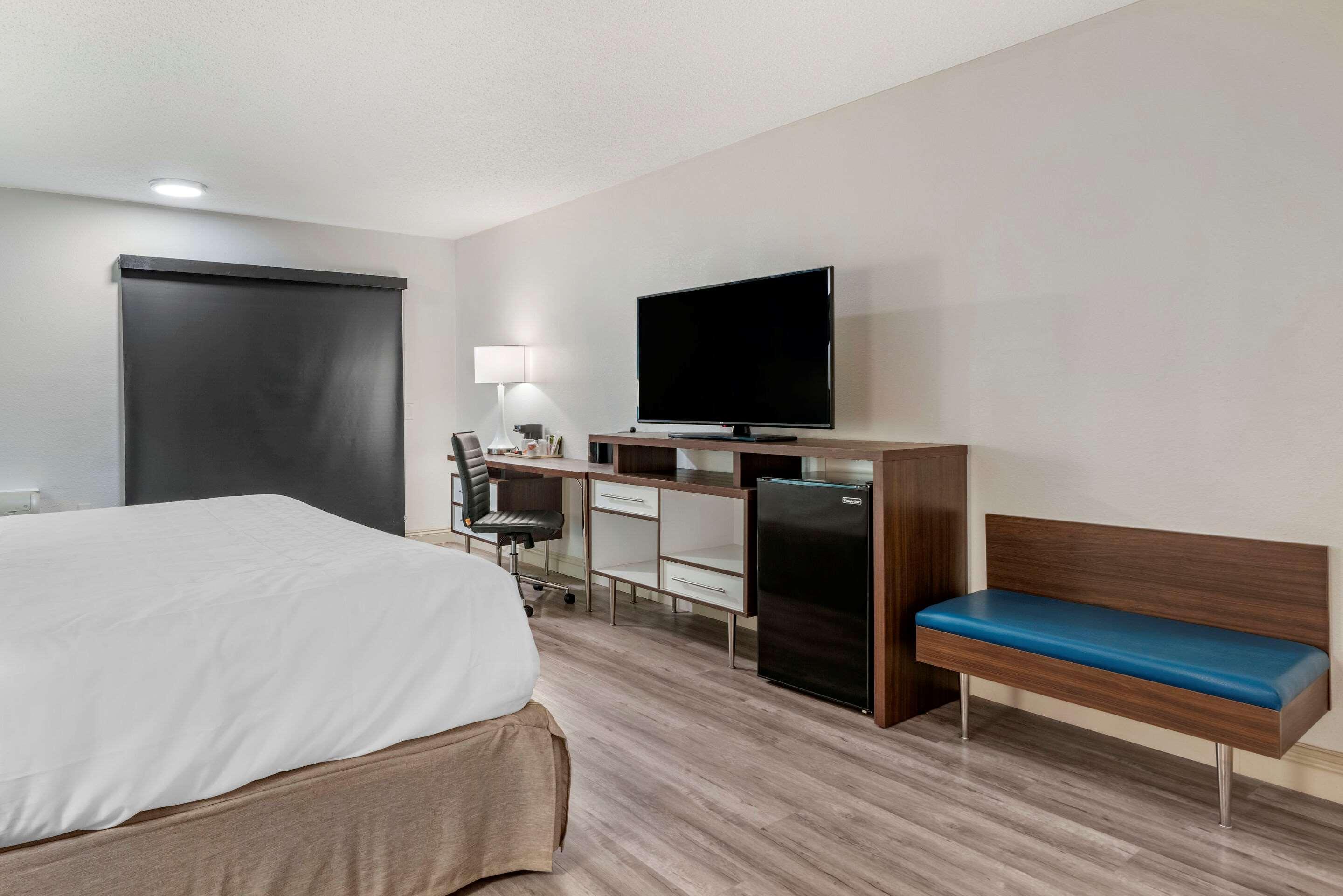 Hotel Clarion Pointe Fresno Near Yosemite Extérieur photo