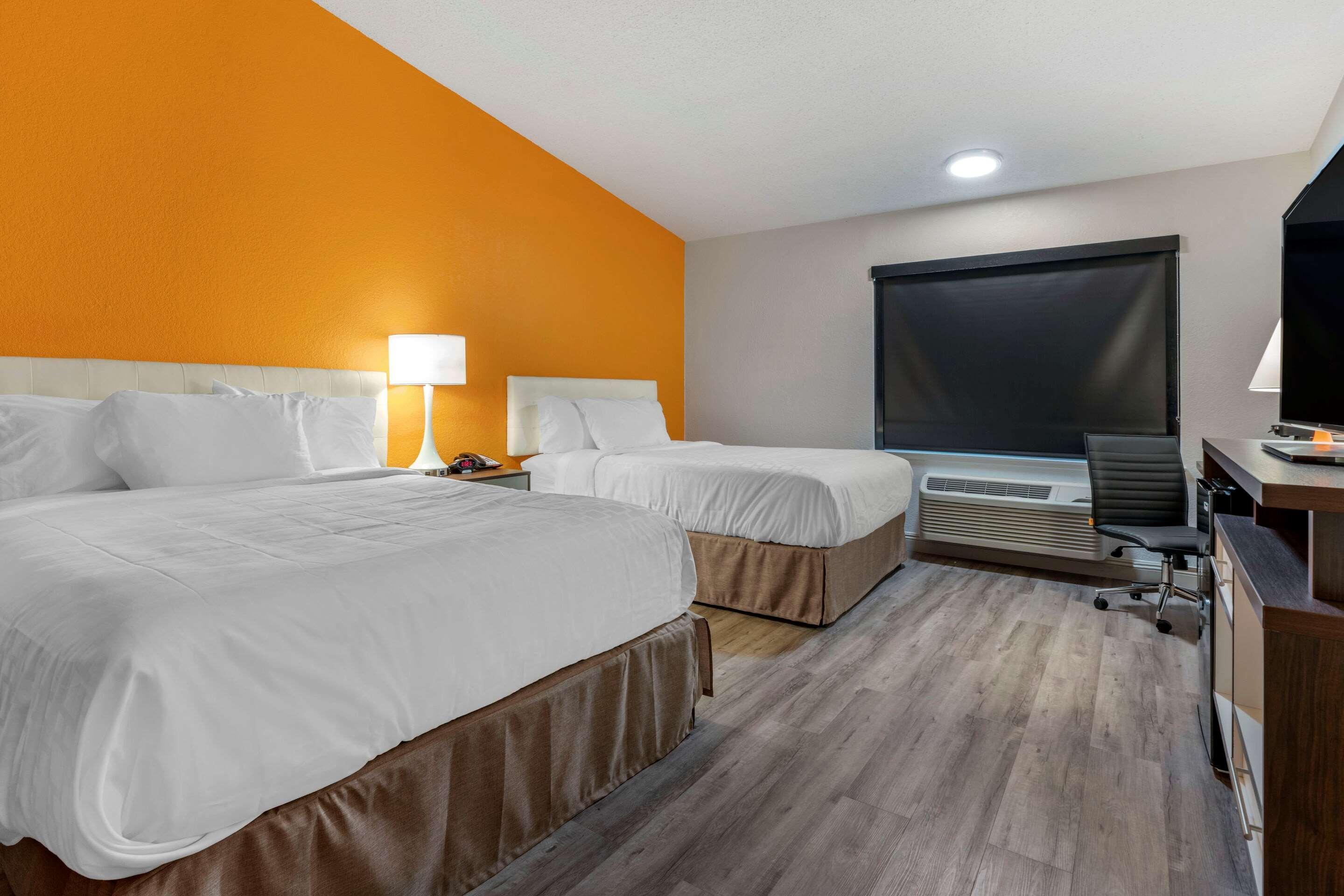 Hotel Clarion Pointe Fresno Near Yosemite Extérieur photo