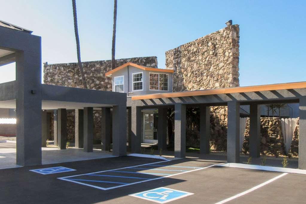 Hotel Clarion Pointe Fresno Near Yosemite Extérieur photo