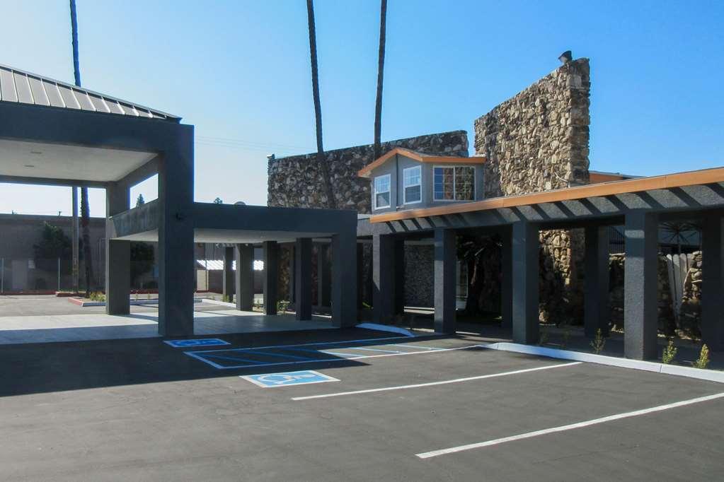 Hotel Clarion Pointe Fresno Near Yosemite Extérieur photo